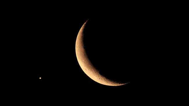Jupiter and the Moon side by side in the night sky