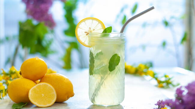 Pine needle soda with lemon and mint 