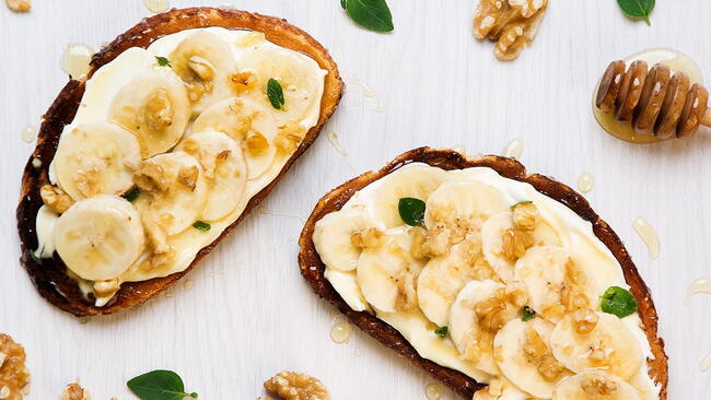 Toast with ricotta cheese, bananas, and honey 