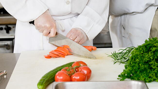 chef slicing tomato