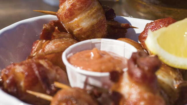 Bacon-Wrapped Scallops With Creamy Chili Sauce