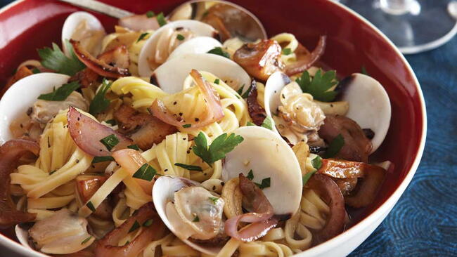 Steamed Clams With Garlic and Mushrooms