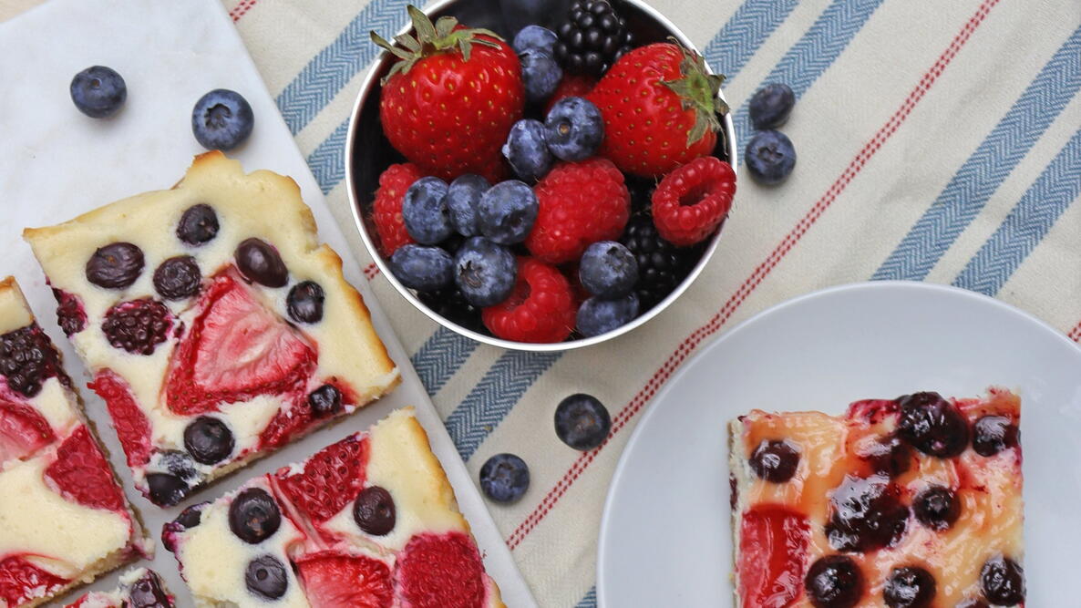 blueberry strawberry cheesecake bars
