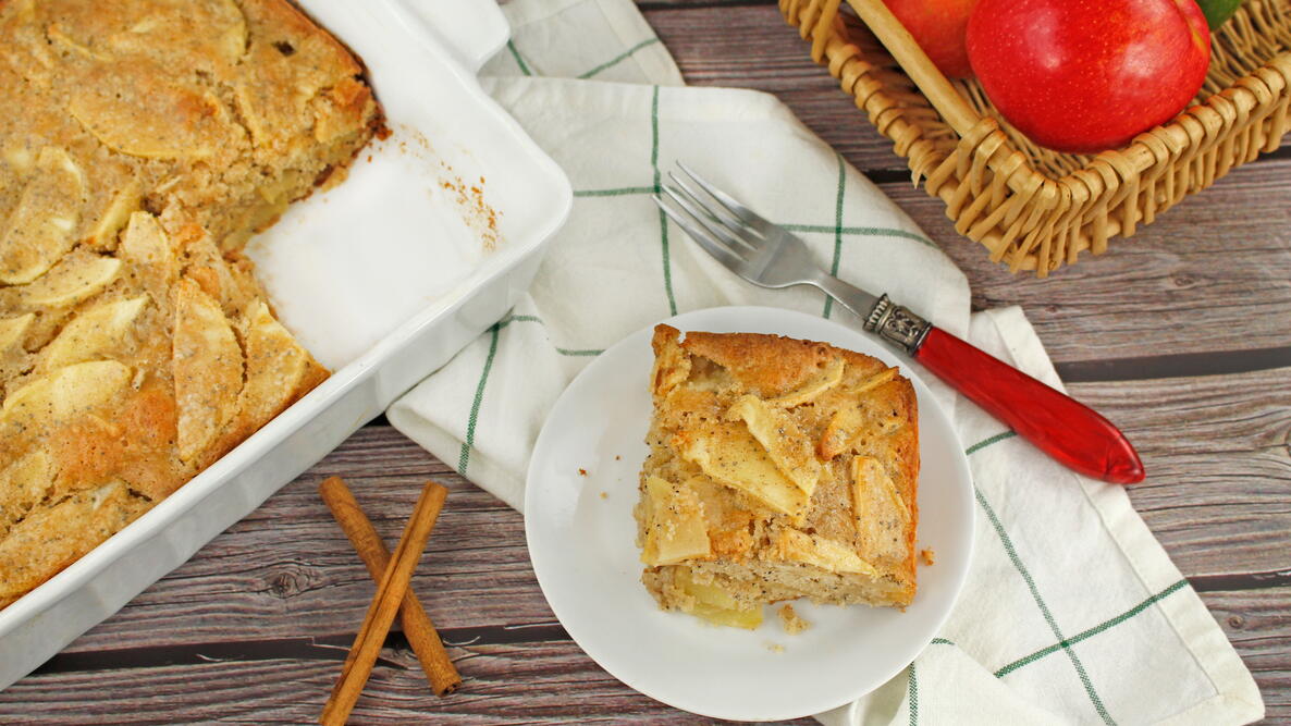apple cake with poppy seeds