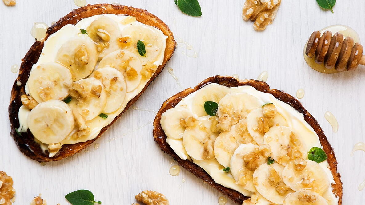 Toast with ricotta cheese, bananas, and honey 