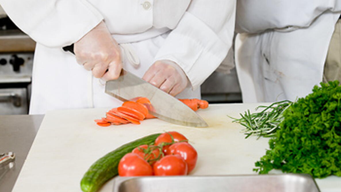 chef slicing tomato