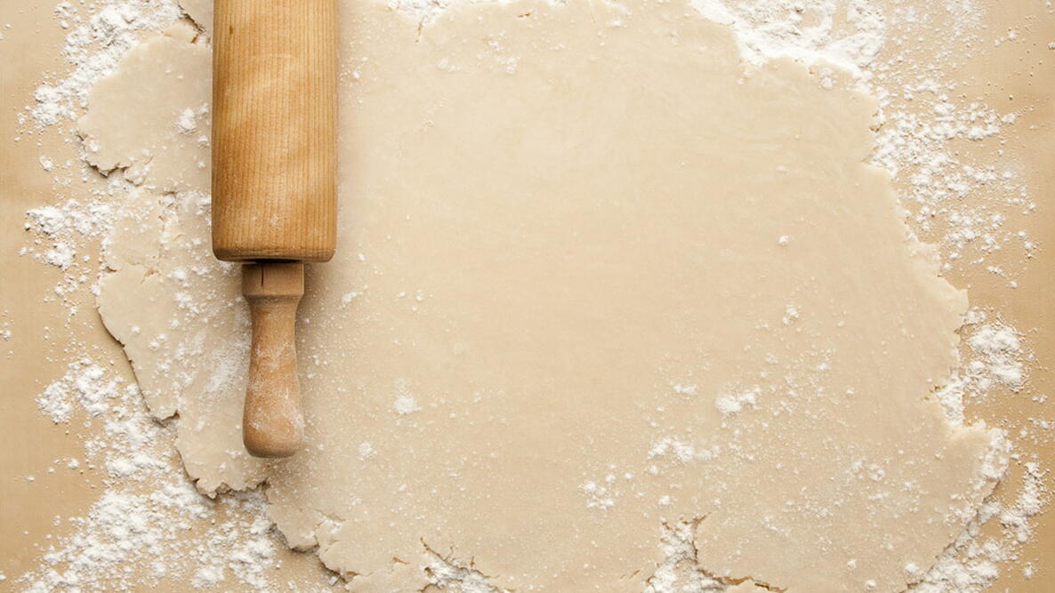 Basic Pie Pastry with rolling pin 