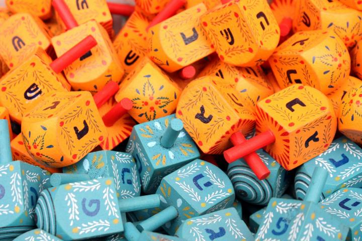 orange and blue Dreidels. Photo by Adiel lo/Wikimedia Commons.