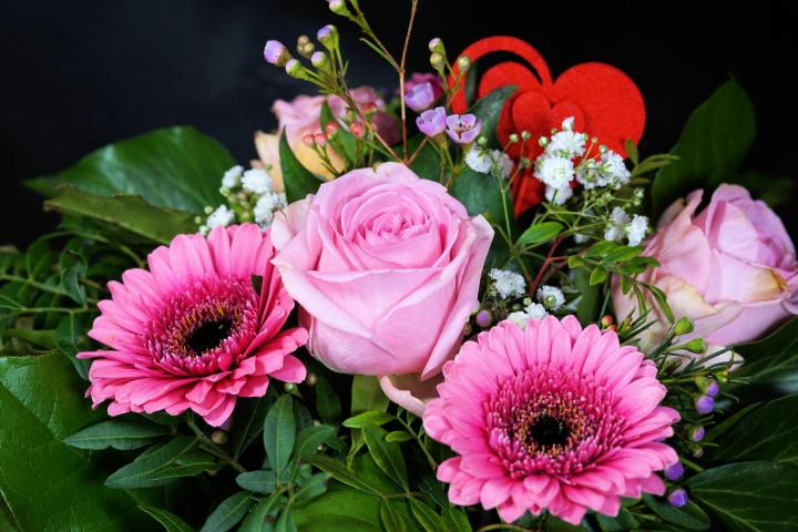Flower bouquet with roses and other pink flowers