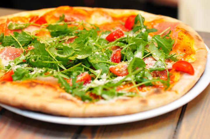 pizza with arugula and tomatoes