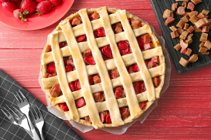 strawberry_rhubarb_pie_full_width.jpg