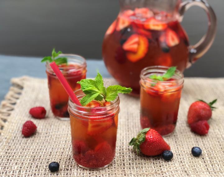 berry iced tea in glasses