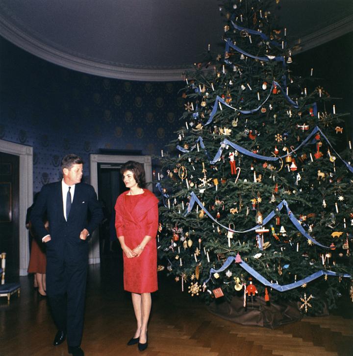 1962_white_house_christmas_tree_-_john_and_jacqueline_kennedy_1_full_width.jpg