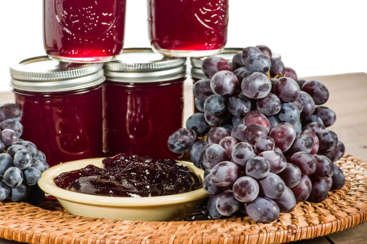 grape jelly in jars and with grapes